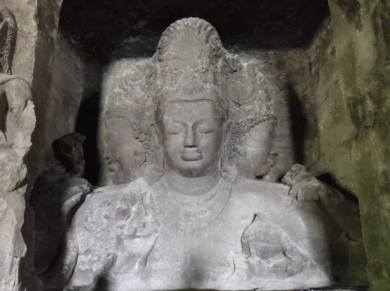 Das große Sadashiva-Relief in der Hauptgrotte der Elephanta-Höhlen