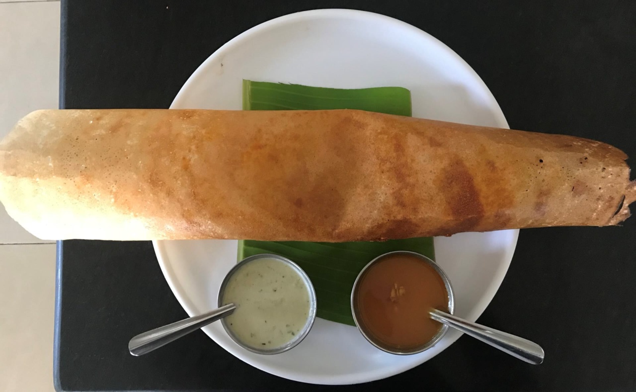 Un dosa servi avec des chutneys