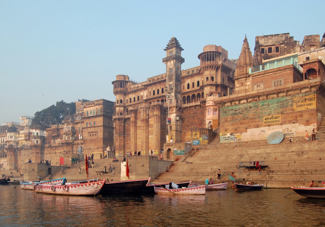 Les ghats sur le Gange à Varanasi, vus depuis le fleuve
