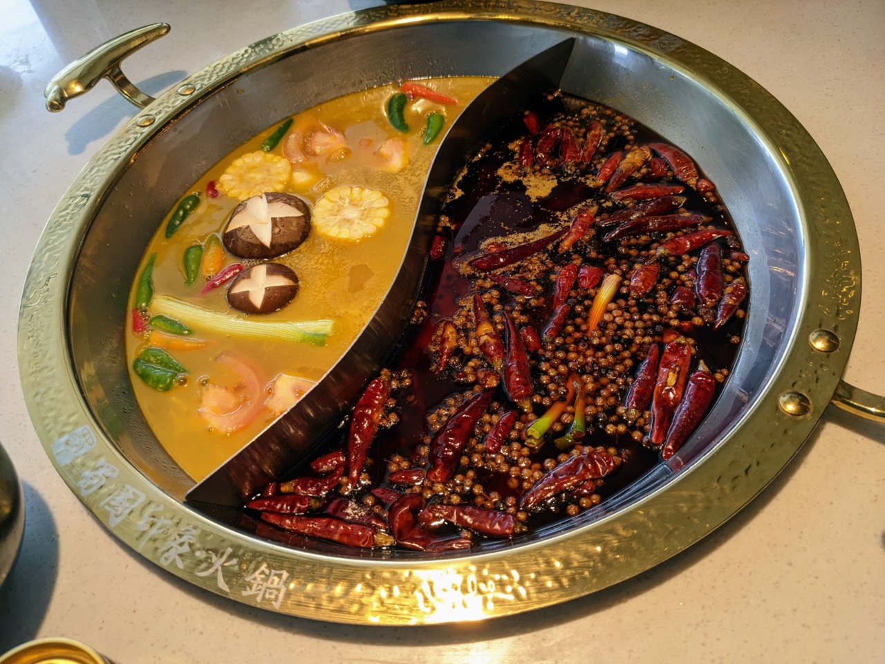 Hotpot gaya Chengdu dengan dua kuah, salah satunya berisi cili dan lada Sichuan