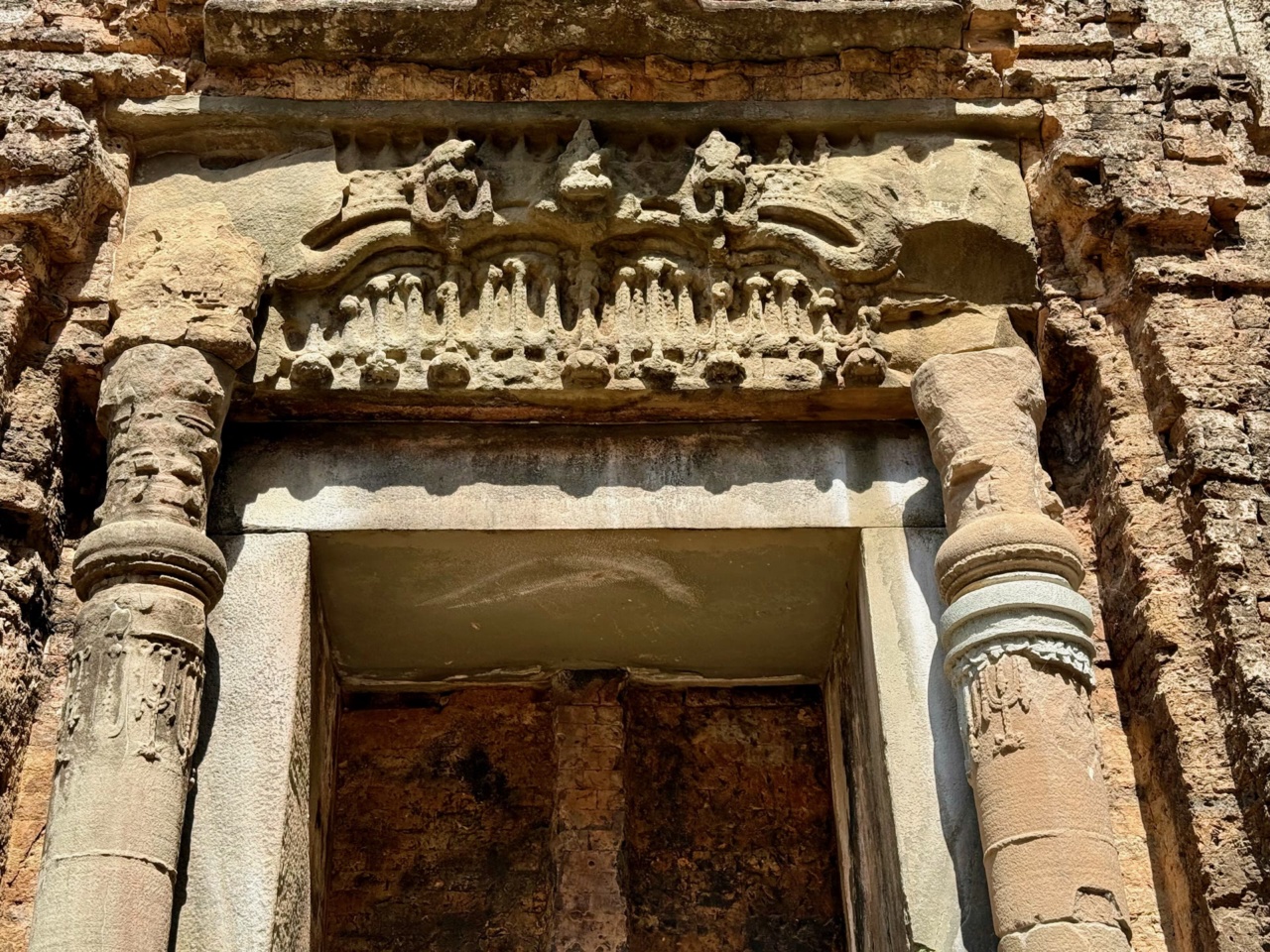 Pintu masuk dengan lintel batu pasir berukir dan tiang di Prasat Yeai, Sambor Prei Kuk