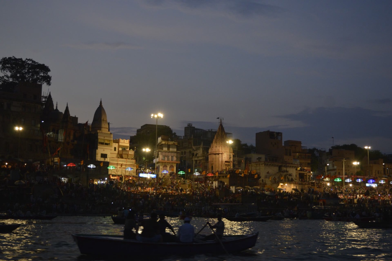 Boote auf dem Fluss und Besucher auf den Stufen des Dashashwamedh Ghat vor der Abendzeremonie