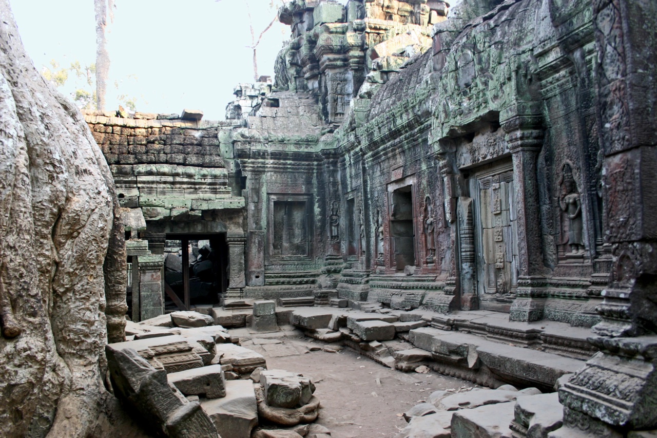 A courtyard between the galleries of Ta Prohm