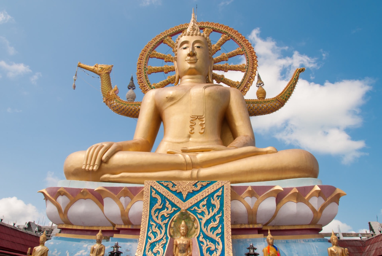 Patung Buddha duduk di Wat Phra Yai