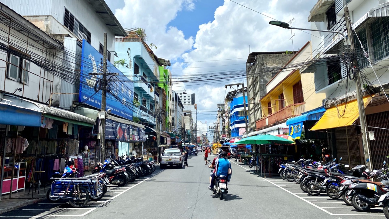 Niphat Uthit 3 Road in Hat Yai with shophouses and parked motorbikes