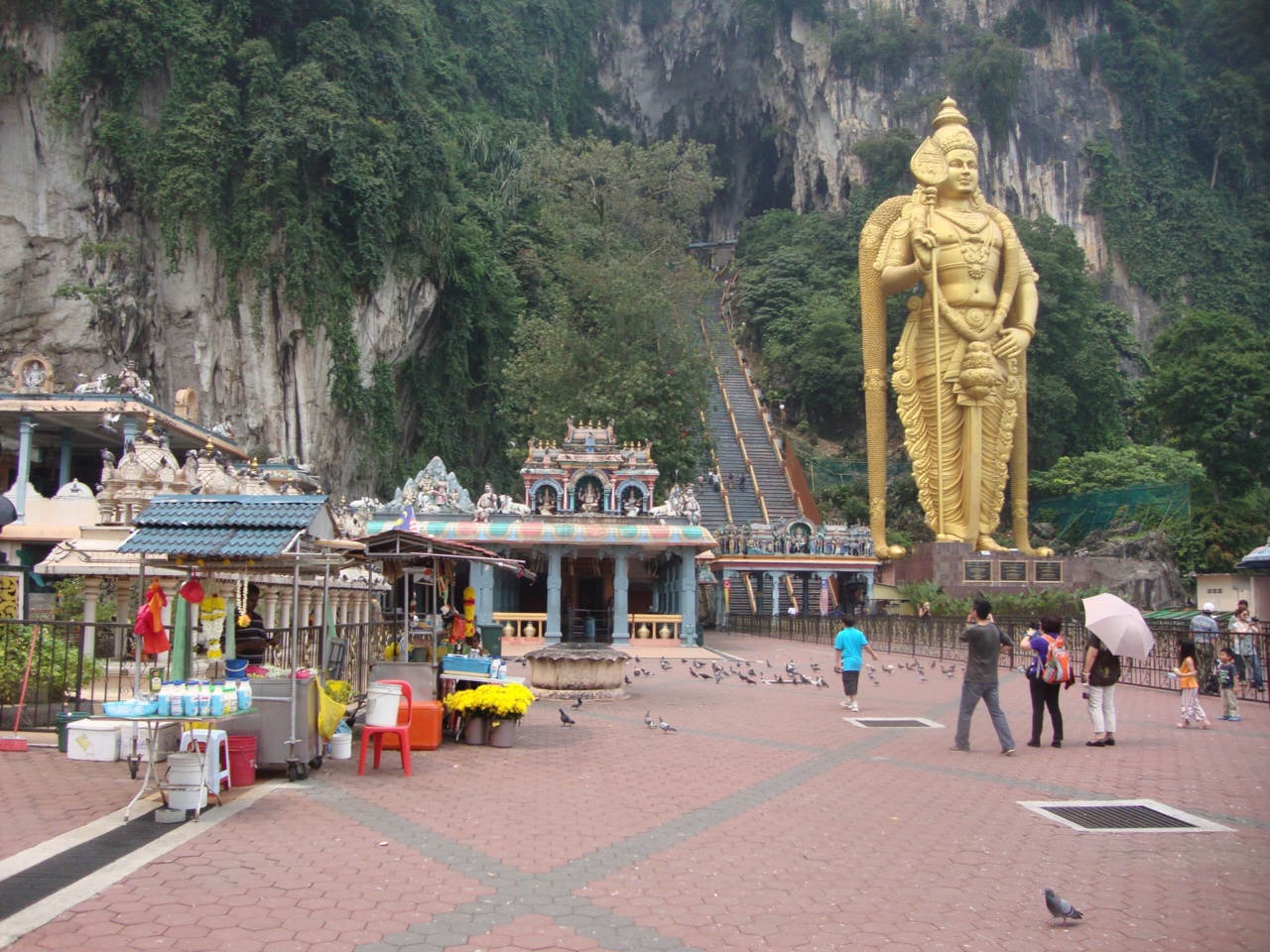 Patung Murugan keemasan di depan Gua Batu