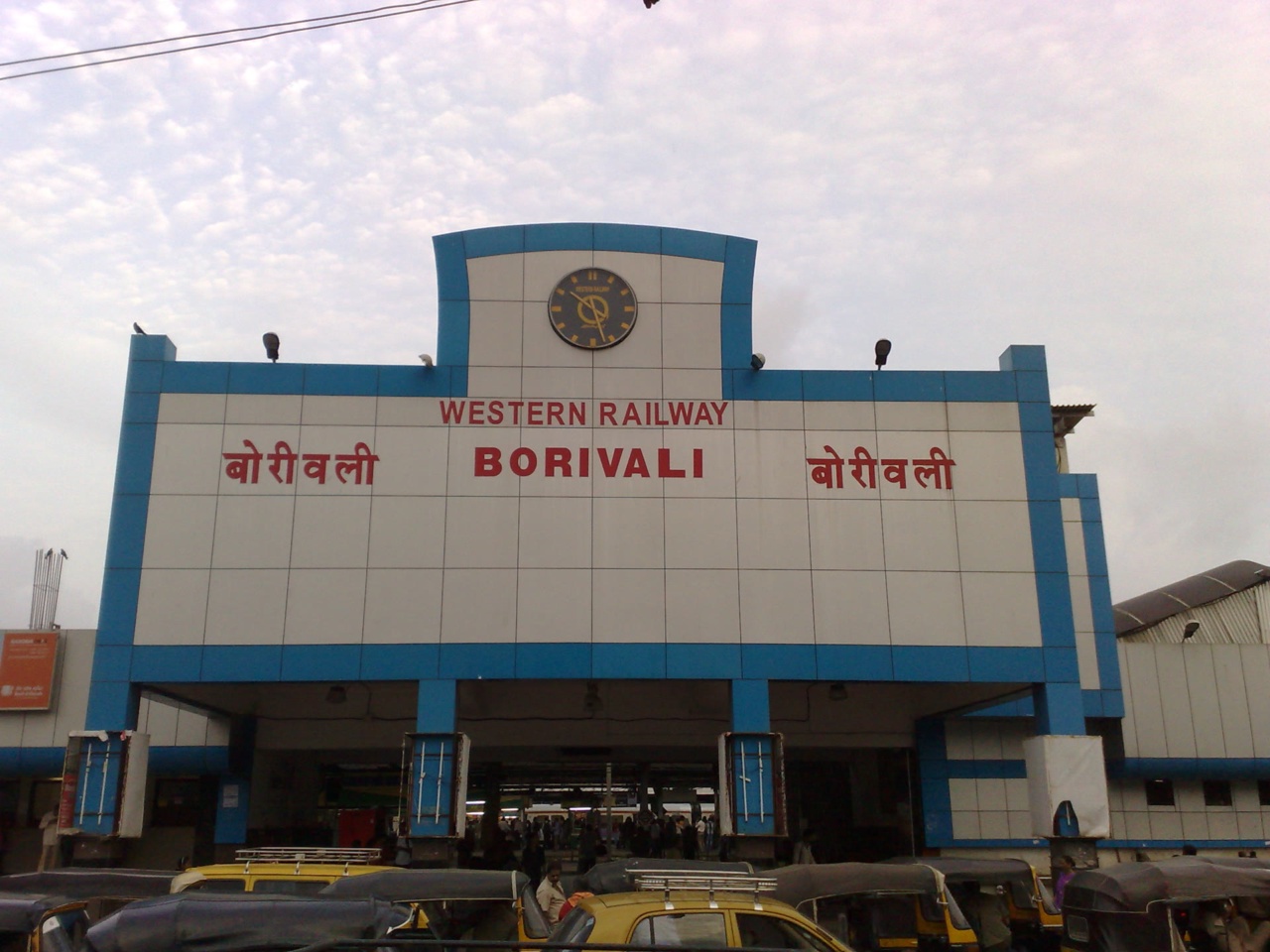 Der Eingang des Bahnhofs Borivali im Norden von Mumbai