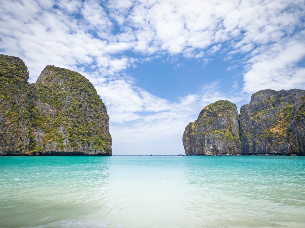 Ko Phi Phi Le पर Maya Bay, चूना पत्थर की चट्टानों के साथ