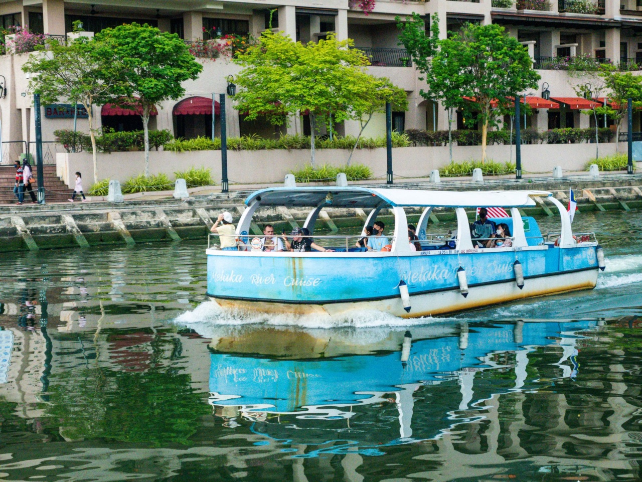 Bot pelayaran sungai di Sungai Melaka