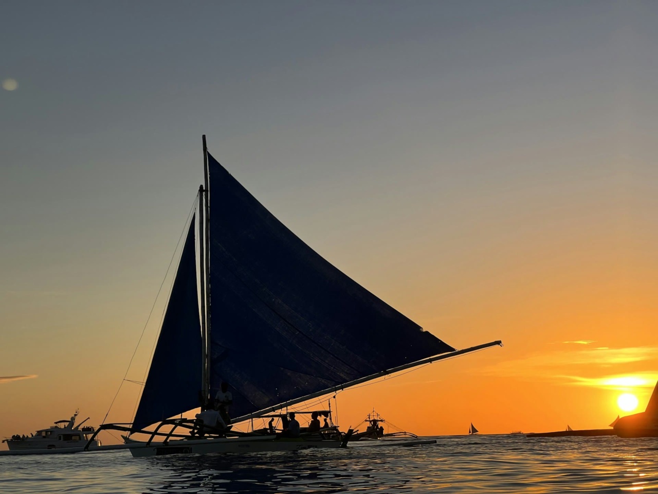 Ein Paraw-Segelboot vor dem Sonnenuntergang bei Boracay