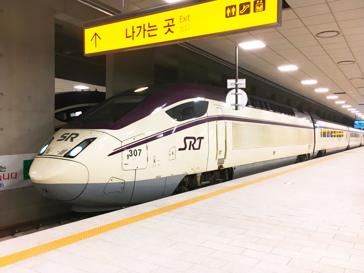 An SRT train at Suseo Station