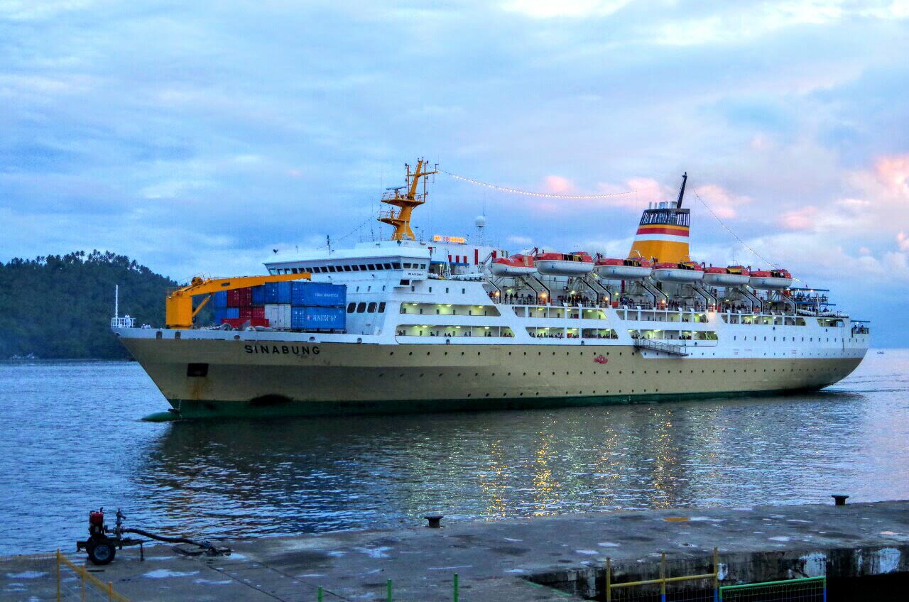 Un ferry de passagers PELNI dans un port