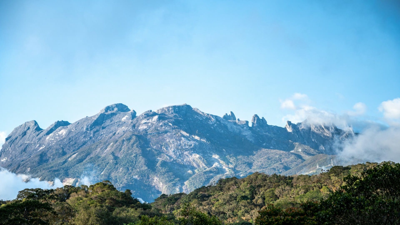 Đỉnh Kinabalu sừng sững phía trên rừng gần Kota Kinabalu
