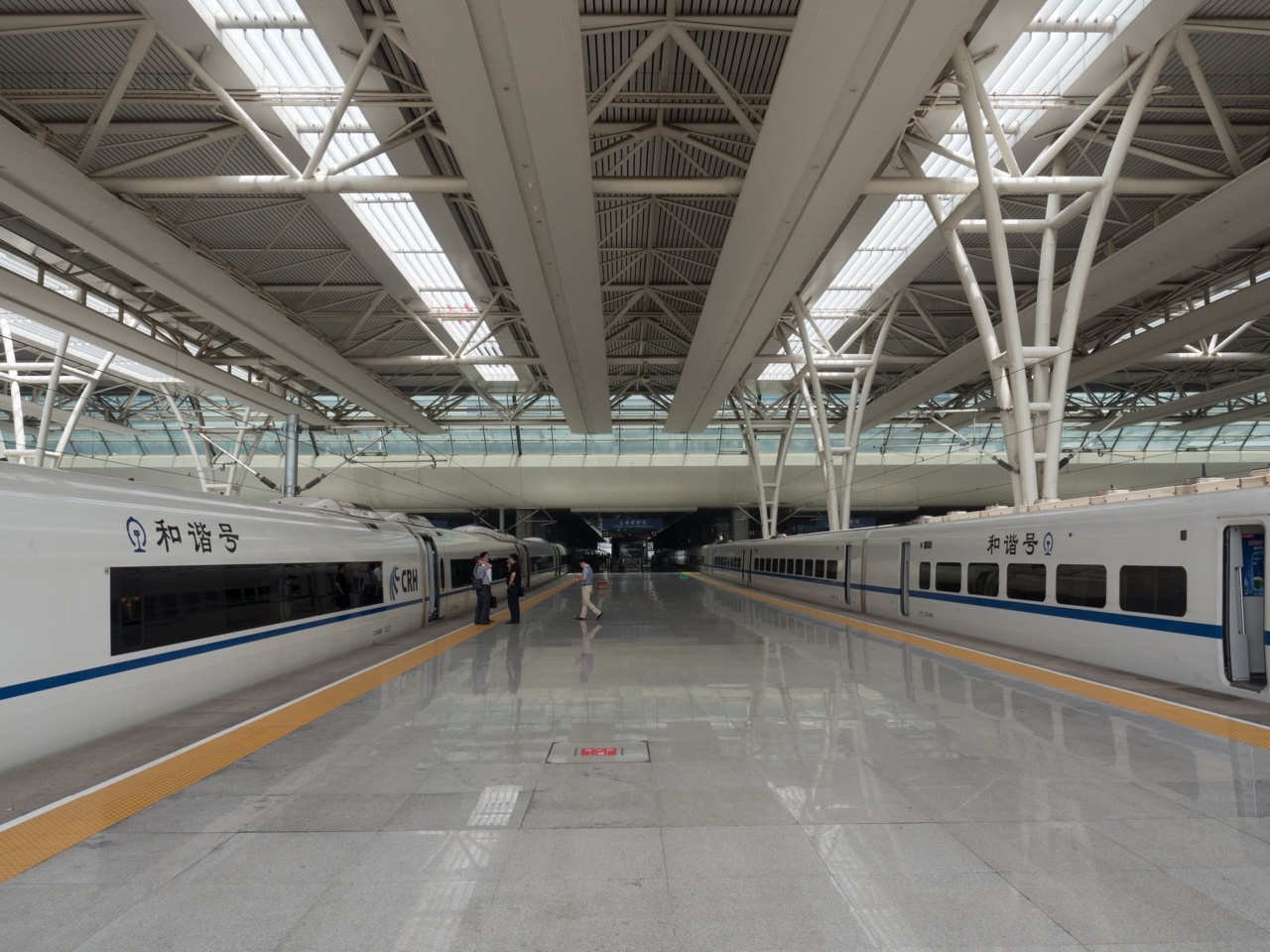 Sân ga và tàu cao tốc tại ga Thượng Hải Hồng Kiều