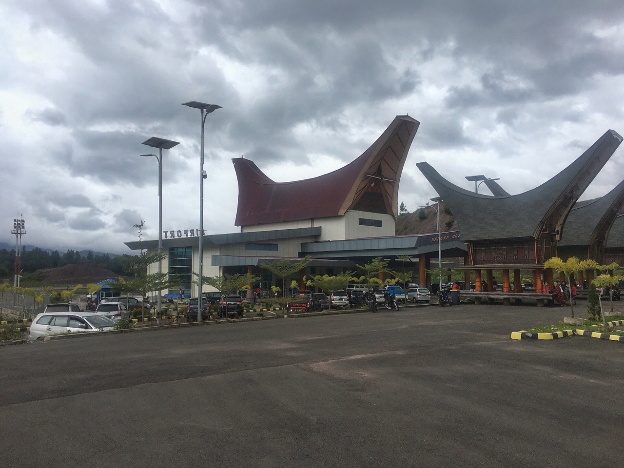 อาคารผู้โดยสารท่าอากาศยานโตราจาที่มีหลังคาแบบทงโกนัน