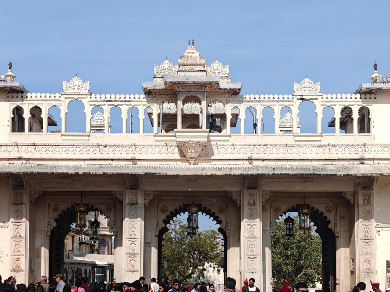 Ein reich verziertes Tor des City Palace in Udaipur
