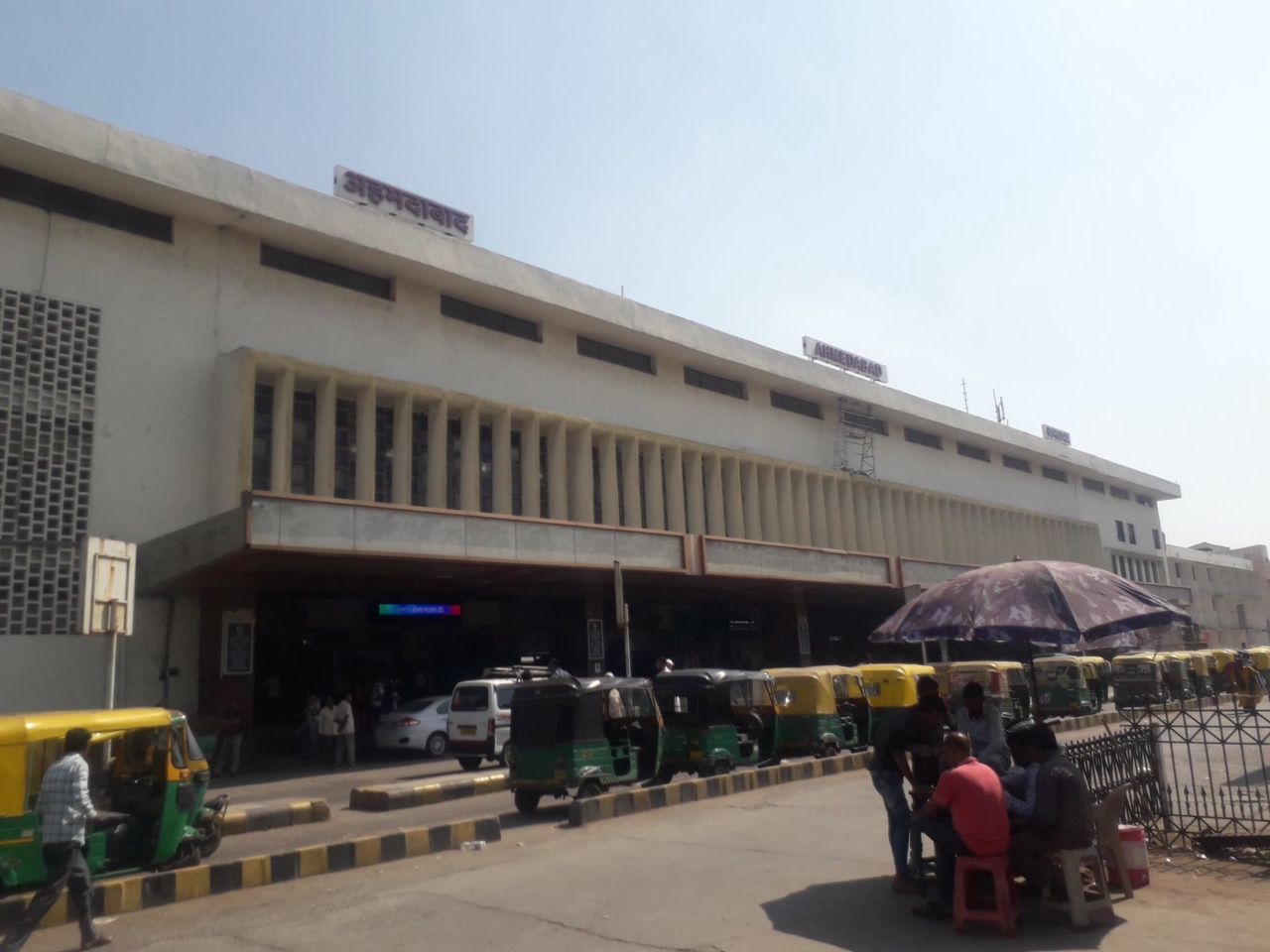 L'entrée principale de la gare d'Ahmedabad Junction