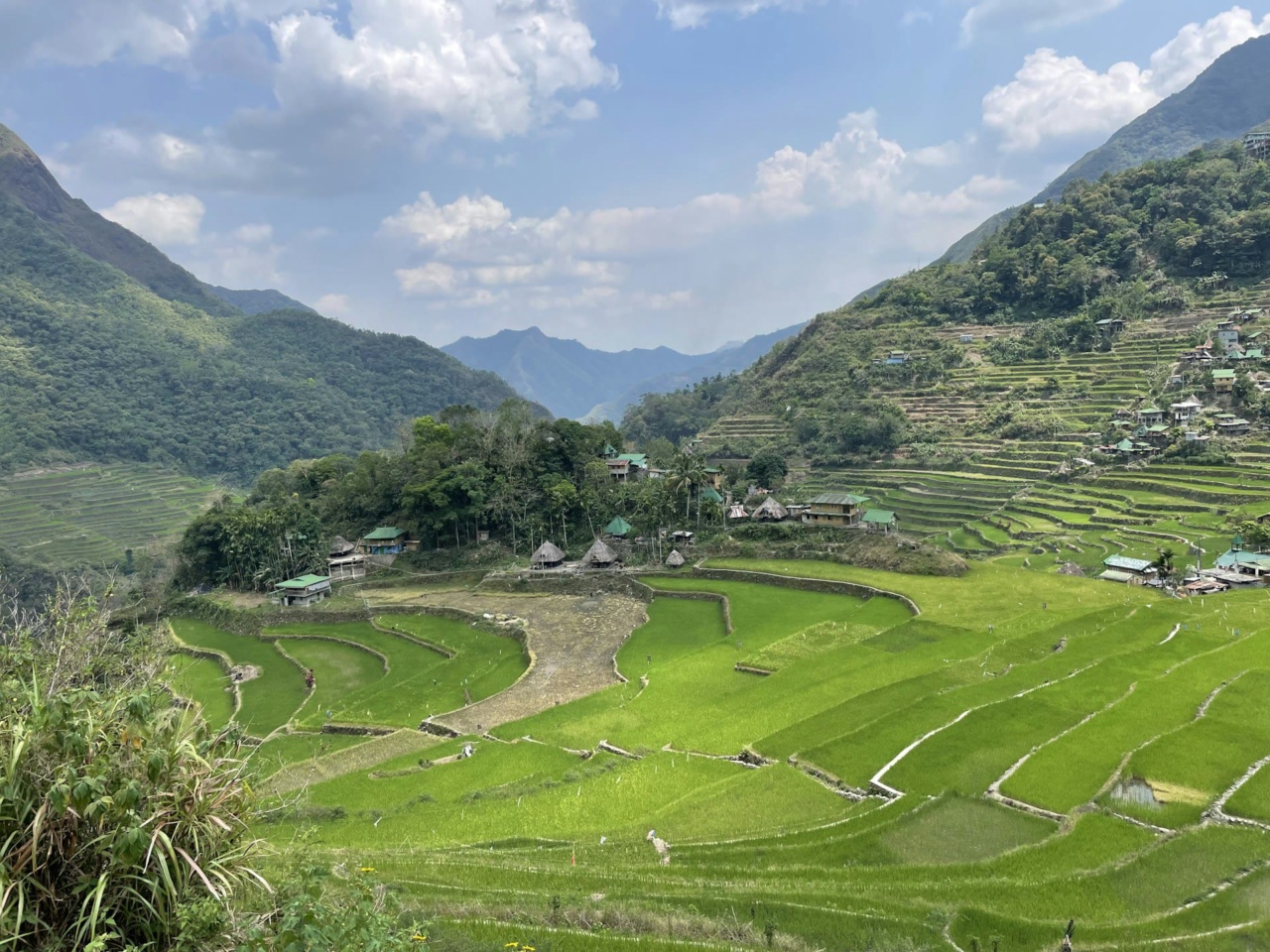 Sawah padi bertingkat dan sebuah kampung di pergunungan berhampiran Banaue