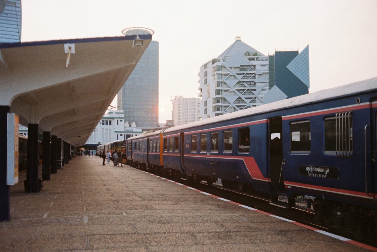 Ein Zug am Bahnsteig des Bahnhofs von Phnom Penh