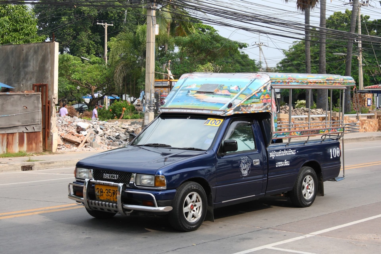 Songthaew di jalan di Pattaya