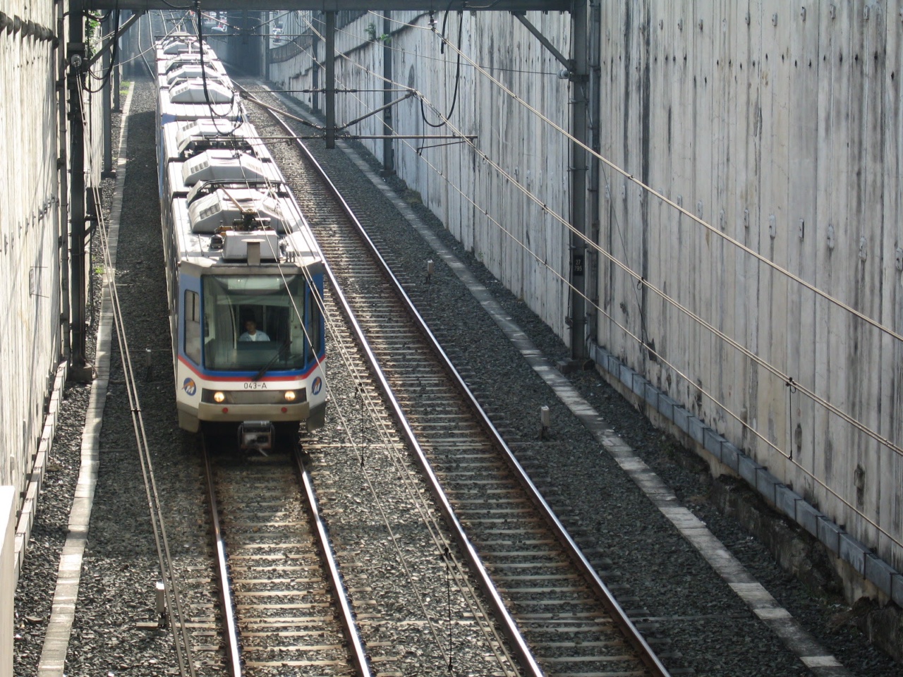 Ayala역에 들어오는 MRT-3 열차