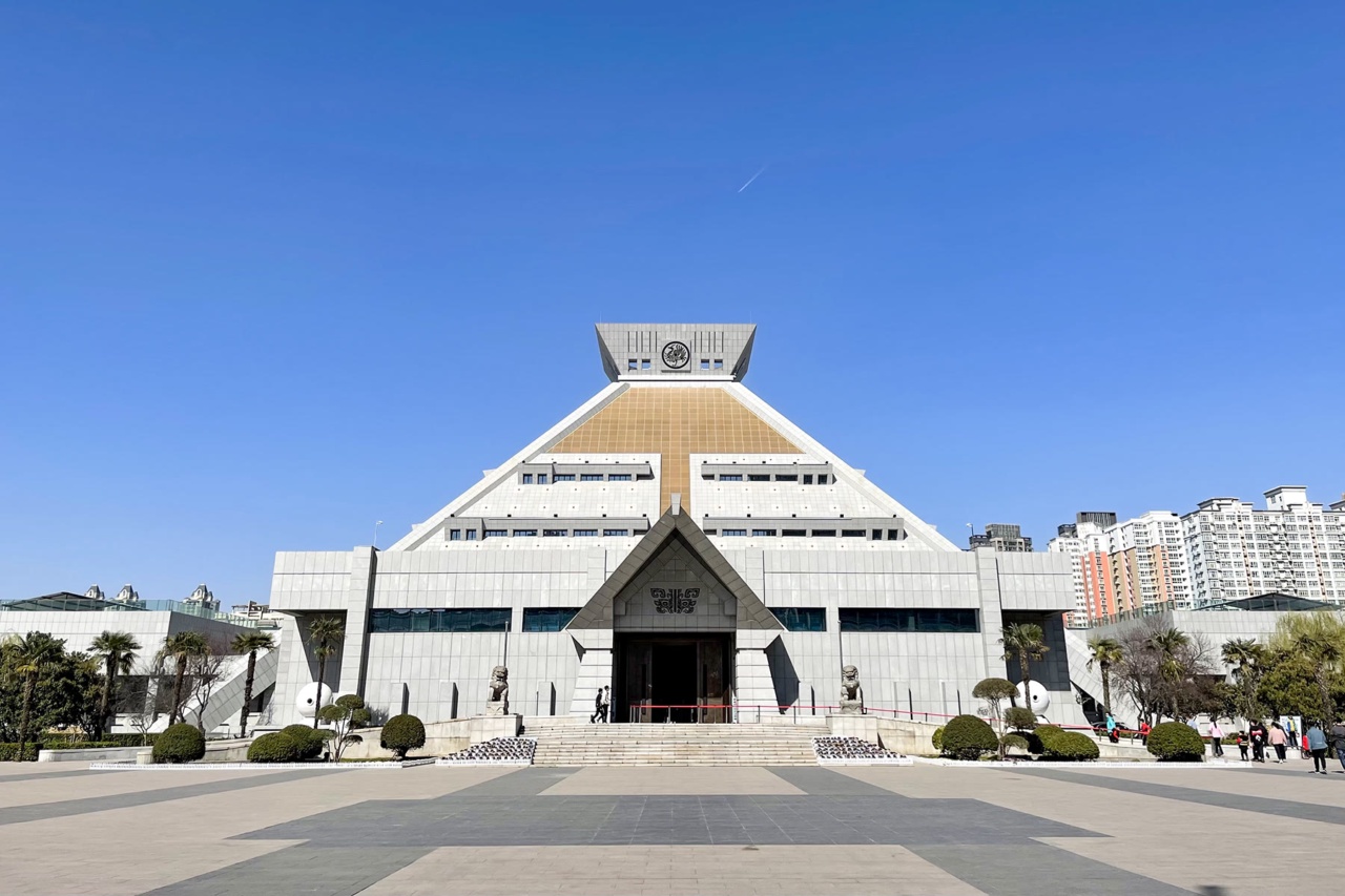 Bangunan utama Muzium Henan yang berbentuk piramid