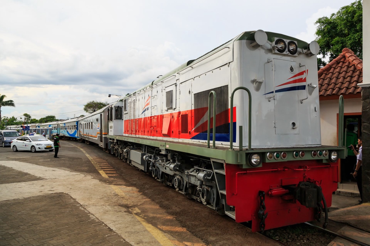Ein Zug im Bahnhof Yogyakarta (Tugu)