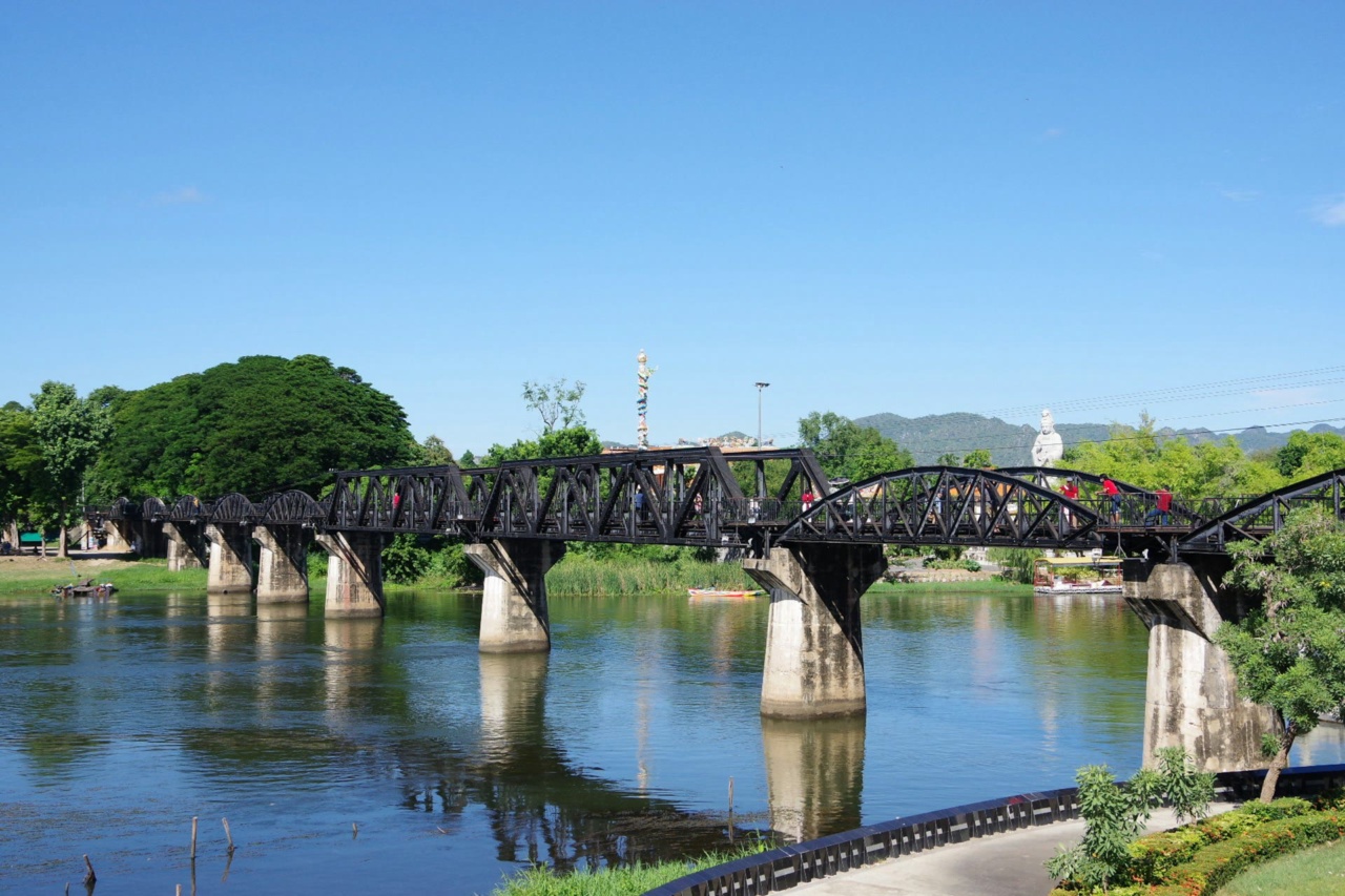 Jambatan keluli merentasi sungai di Kanchanaburi