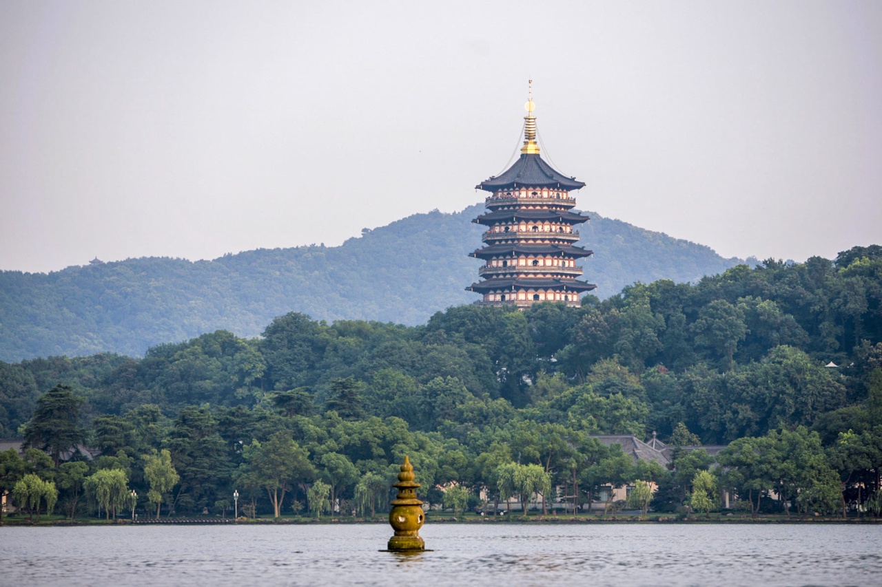 Pagoda Leifeng di atas tebing Tasik Barat yang berhutan