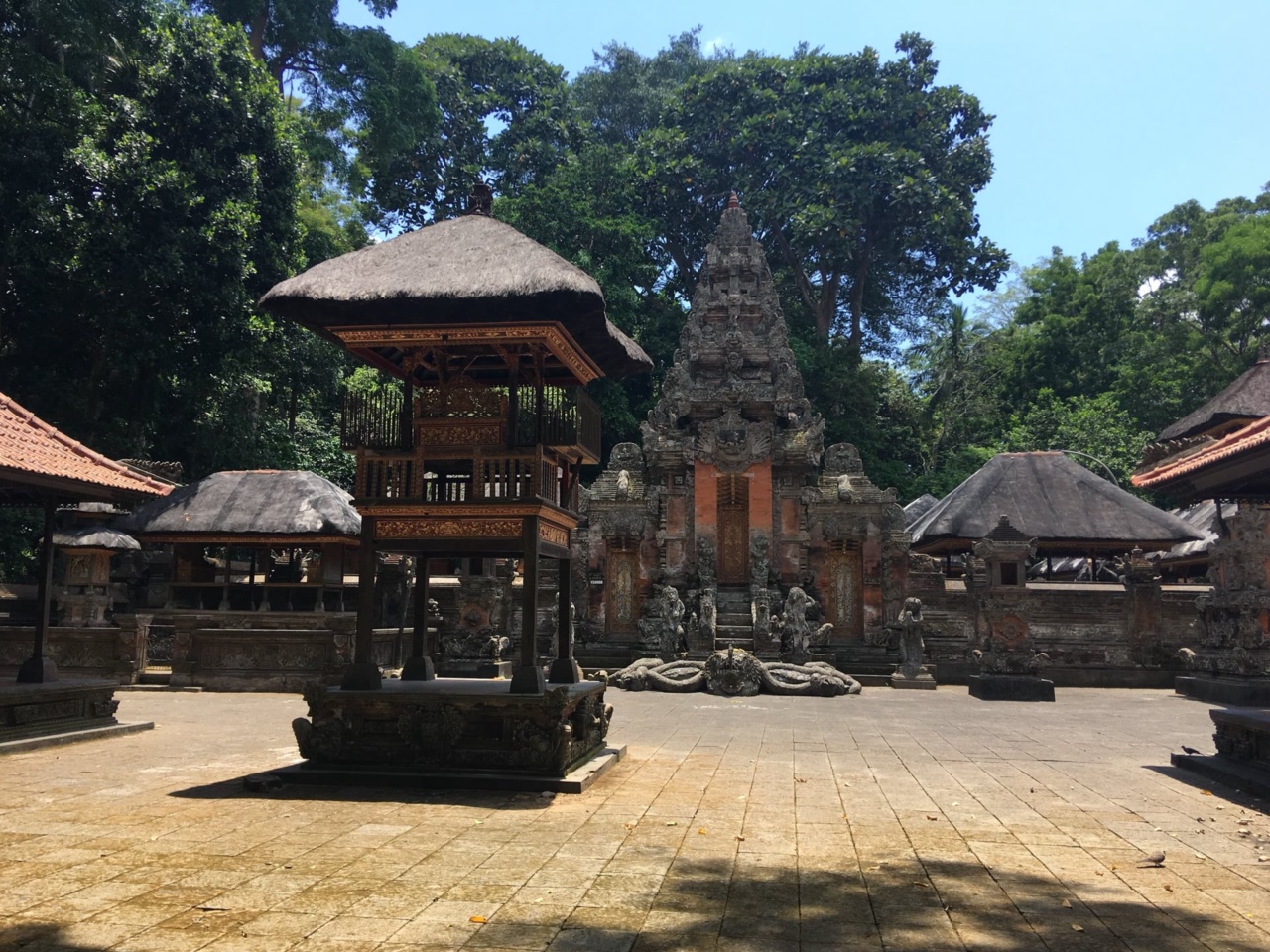 Pura Dalem Agung Padangtegal trong Rừng Khỉ với cổng đá chạm khắc và tháp gỗ