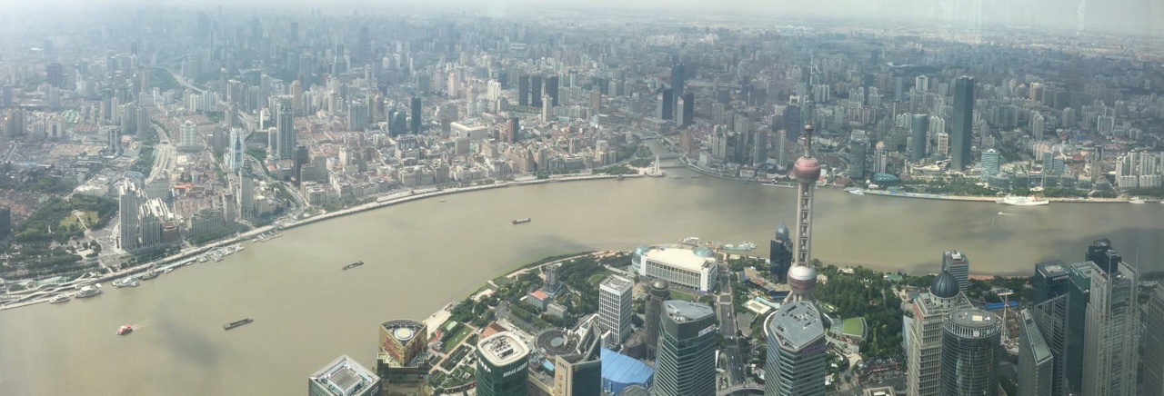 Pemandangan dari dek observasi Shanghai Tower ke arah sungai dan kota