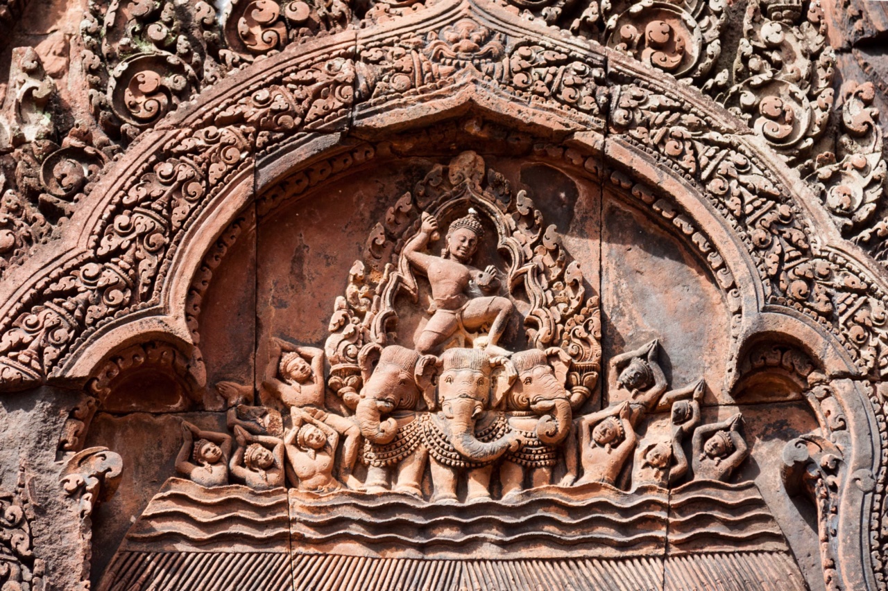 Ukiran relief yang halus pada batu pasir merah di Banteay Srei