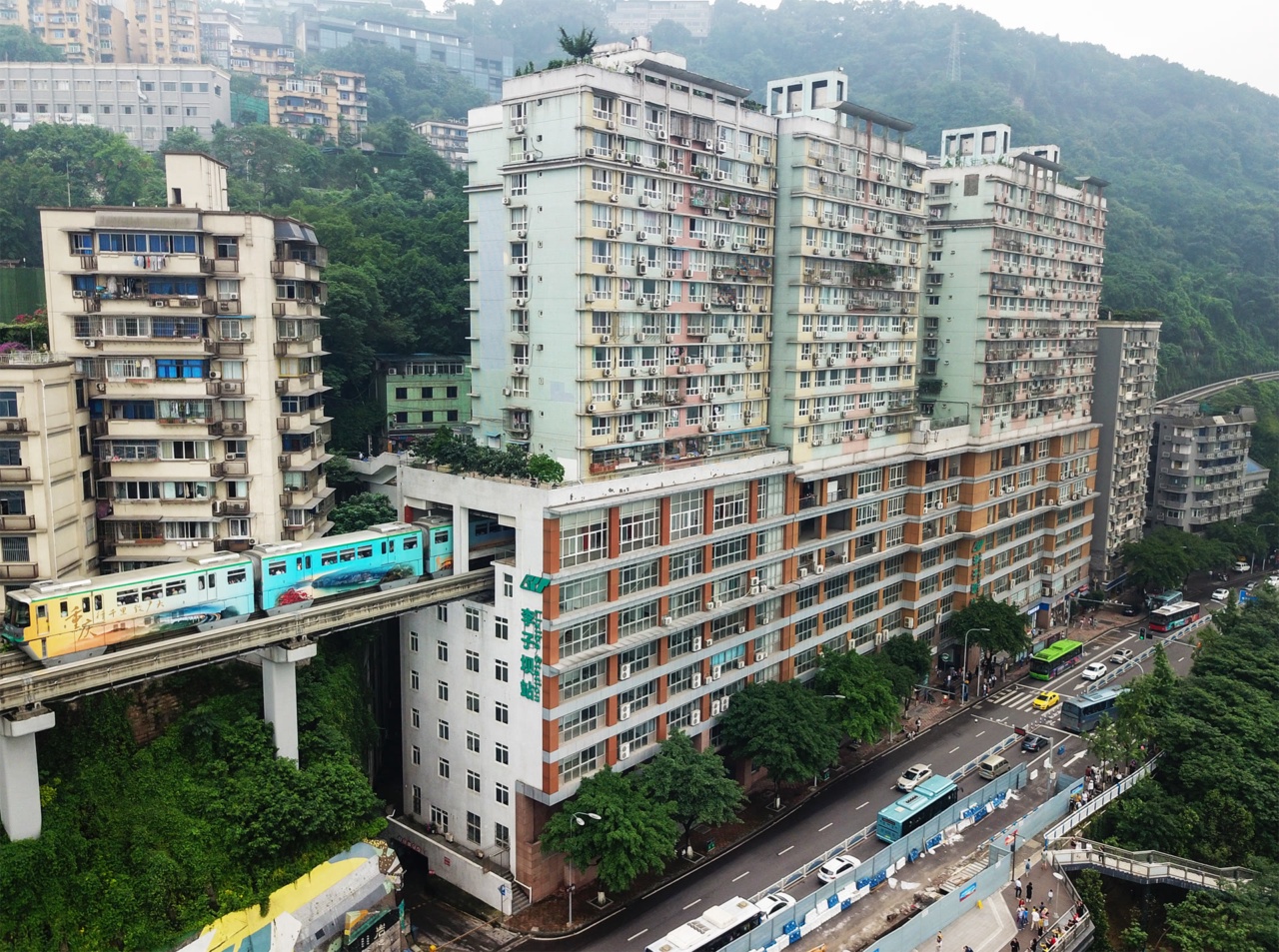 Kereta monorel melalui bangunan kediaman di stesen Liziba, Chongqing