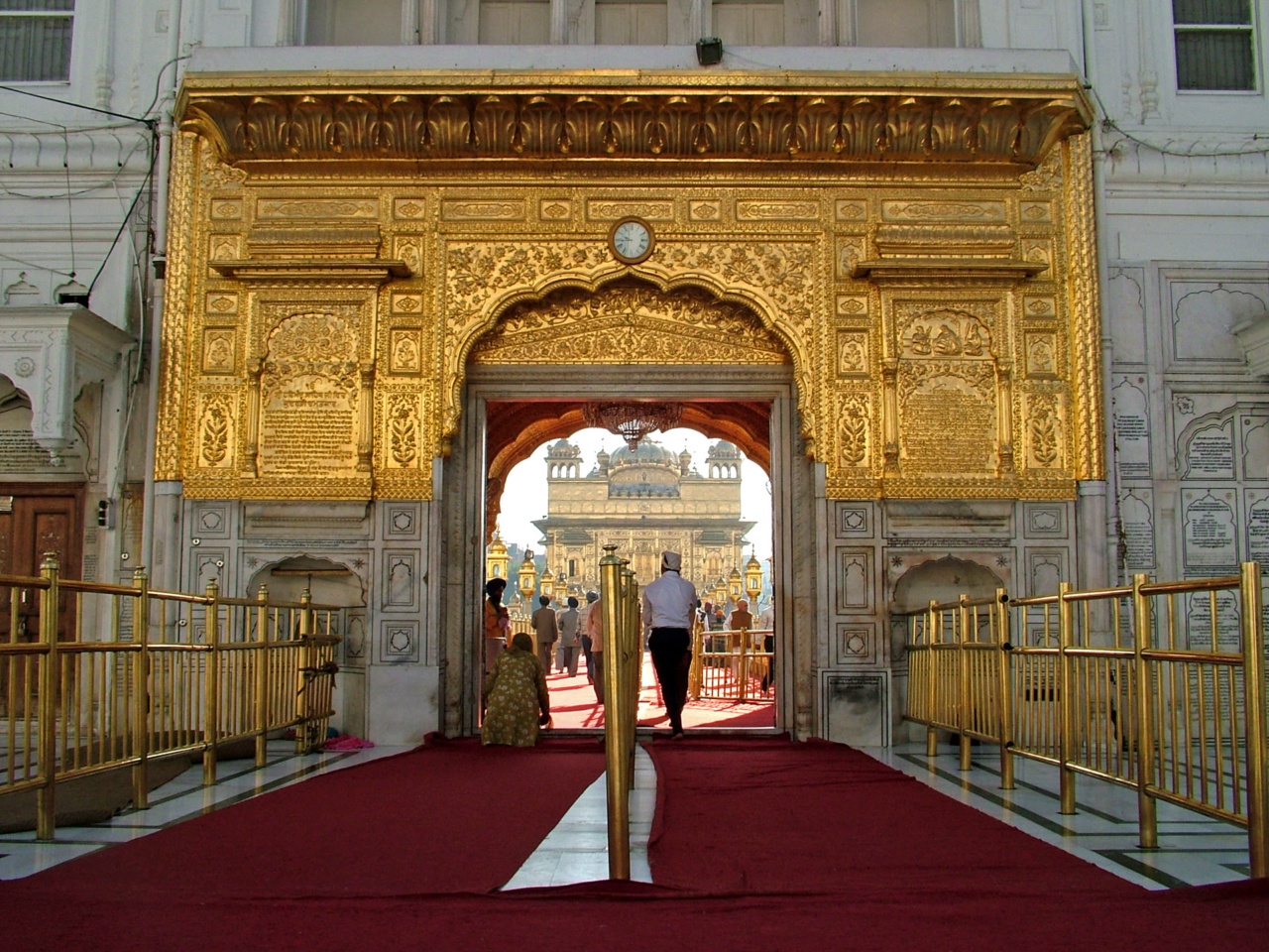 金色的入口門樓，門後可見Harmandir Sahib