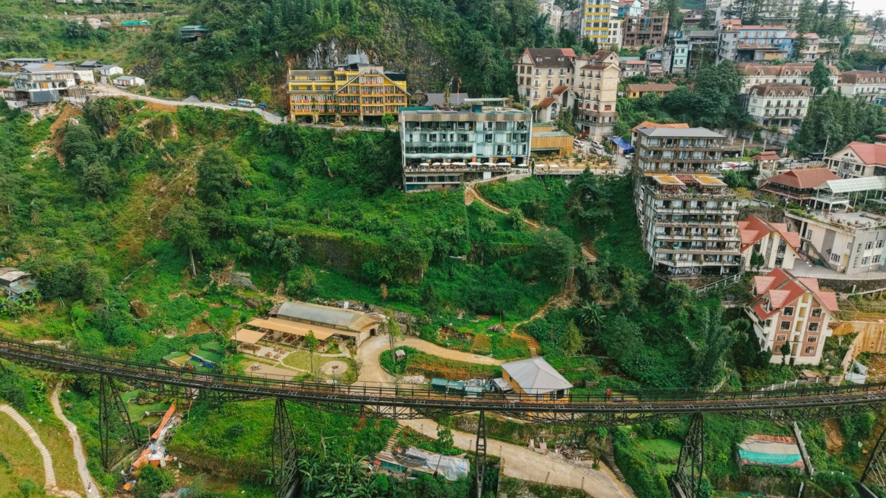 हरी पहाड़ी ढलान पर बसे सा पा कस्बे के मकान