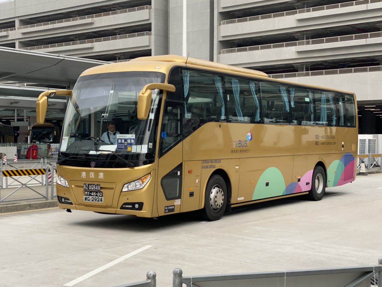 Bus shuttle HZMB di pos perbatasan Makau