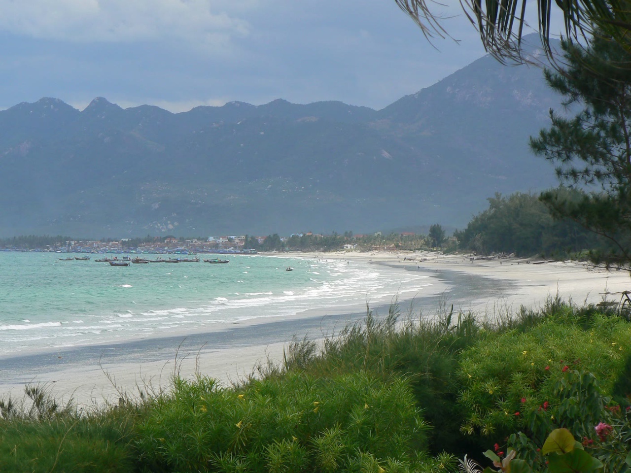 Pantai Doc Let dengan hamparan pasir cerah dan air berwarna firus