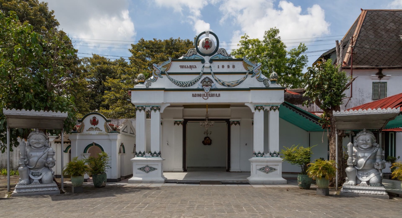 Une porte gardée par deux statues dans le Kraton de Yogyakarta