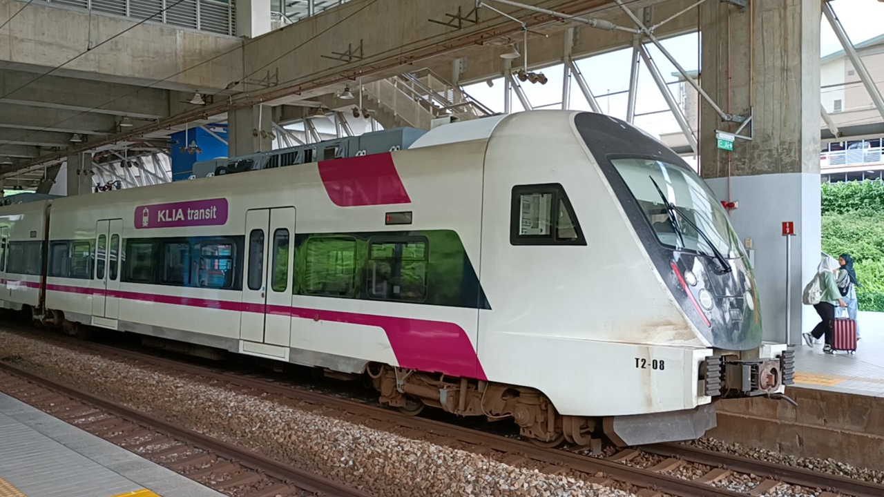 Поезд KLIA Transit на станции Putrajaya & Cyberjaya