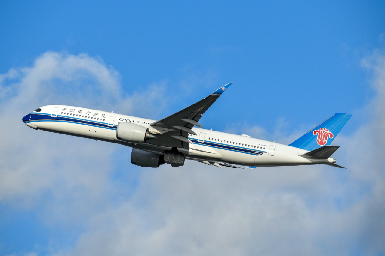Pesawat China Southern Airlines menanjak setelah lepas landas