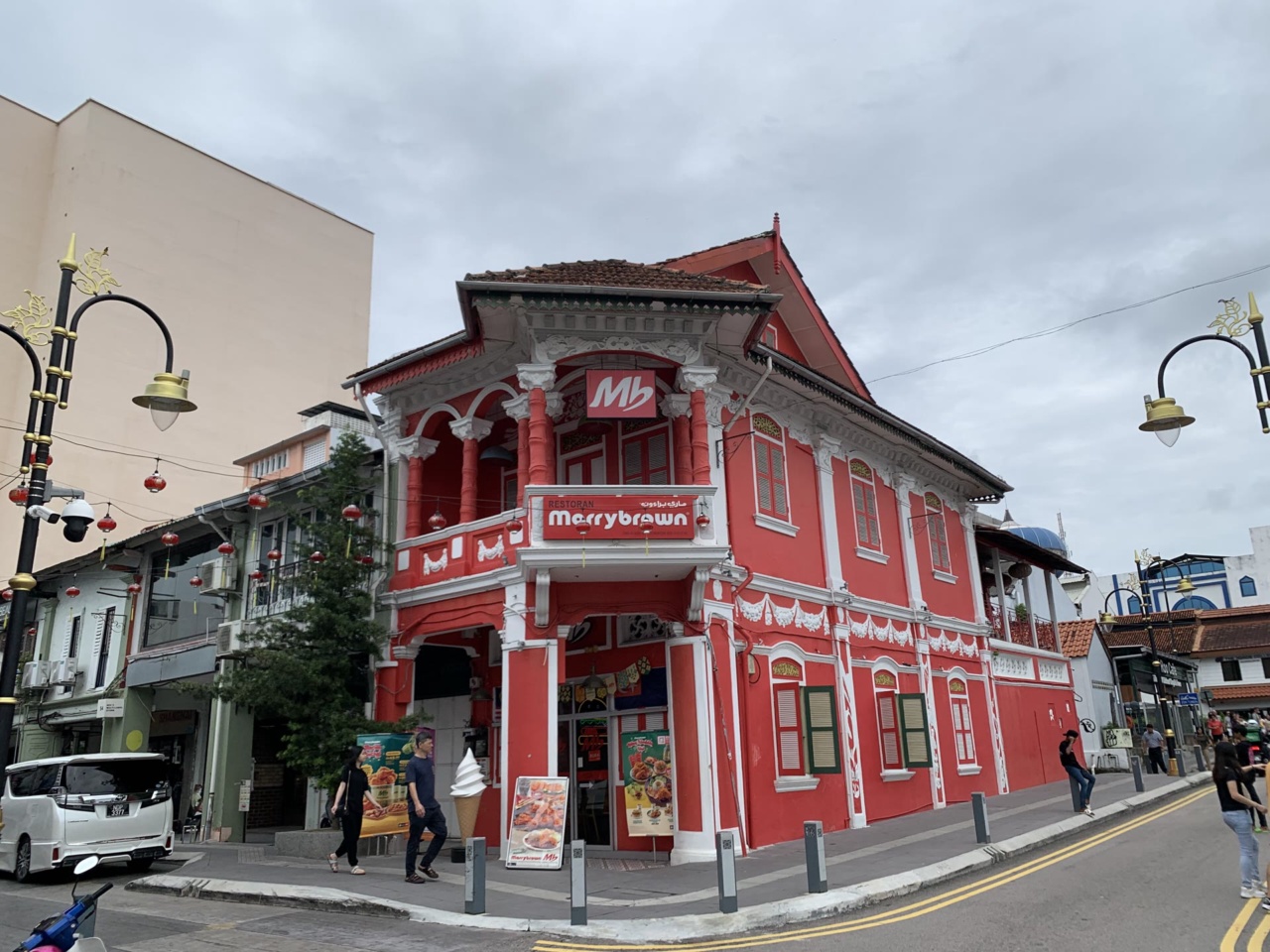 Ein rotes Gebäude an der Jalan Tan Hiok Nee