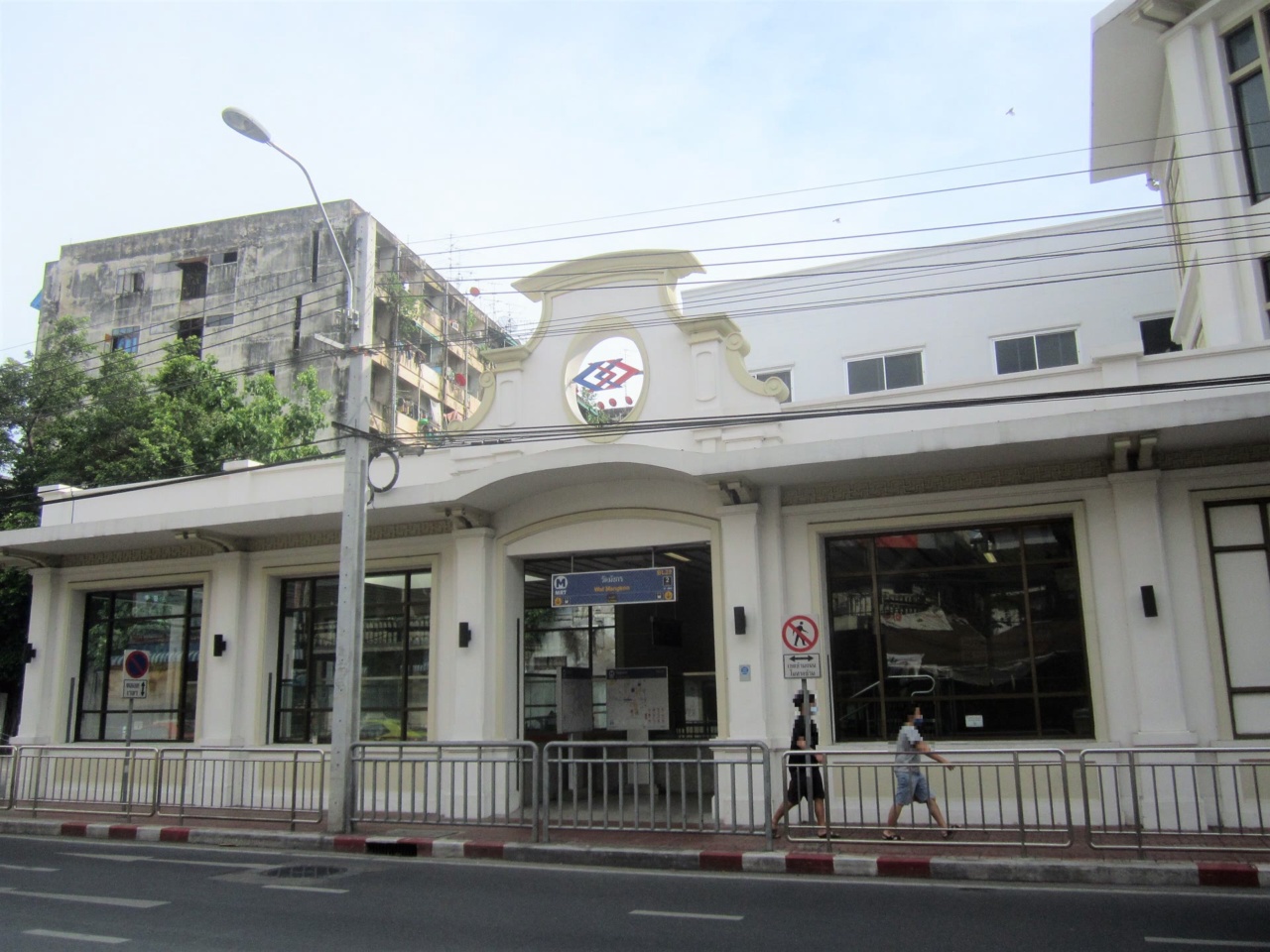 Ein Eingang der U-Bahn-Station Wat Mangkon