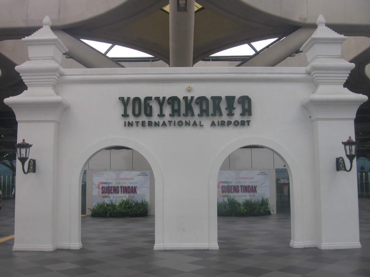 L'entrée principale de l'aéroport international de Yogyakarta