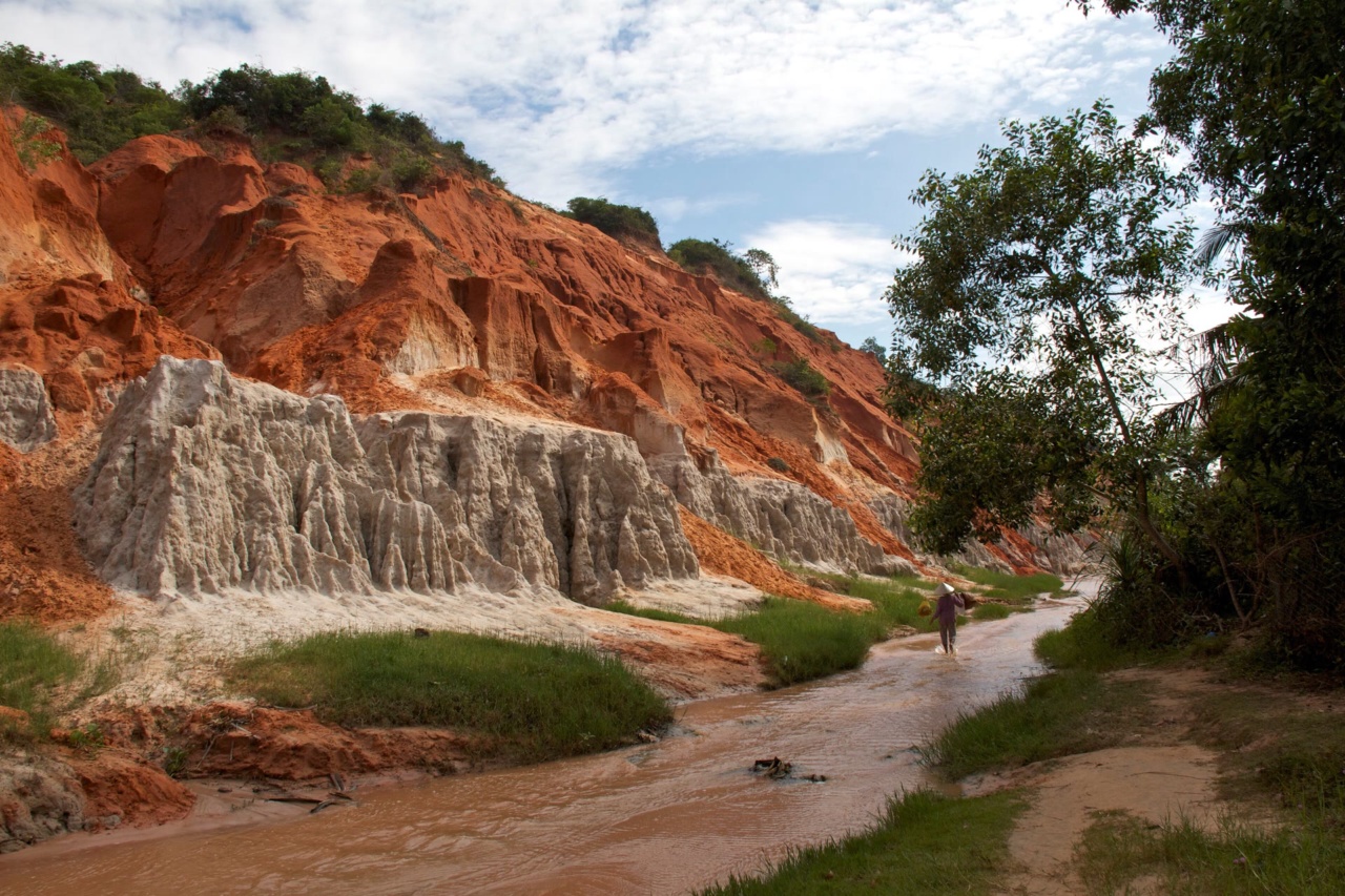 Fairy Stream (Suoi Tien) di antara dinding batu pasir merah dan putih