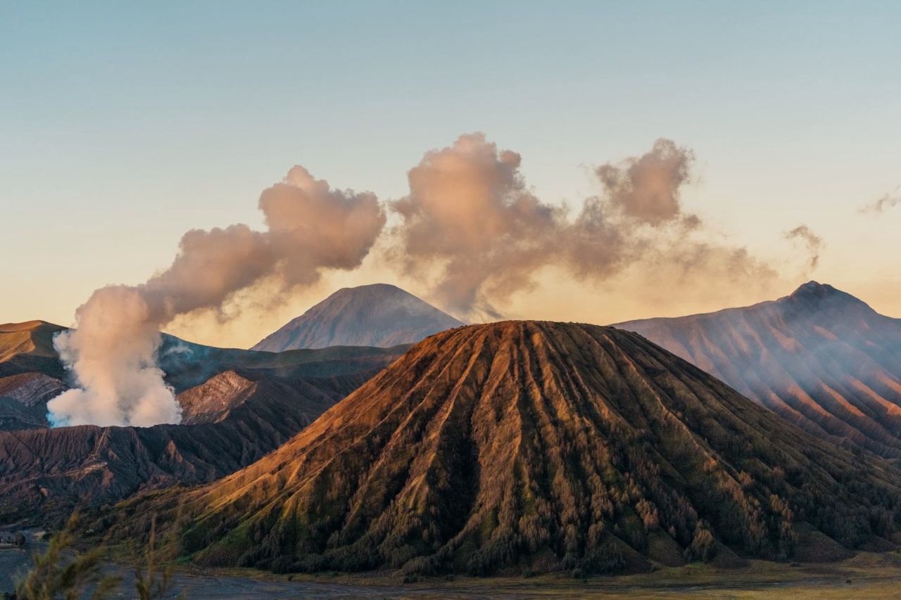 Núi lửa Bromo lúc bình minh ở Đông Java