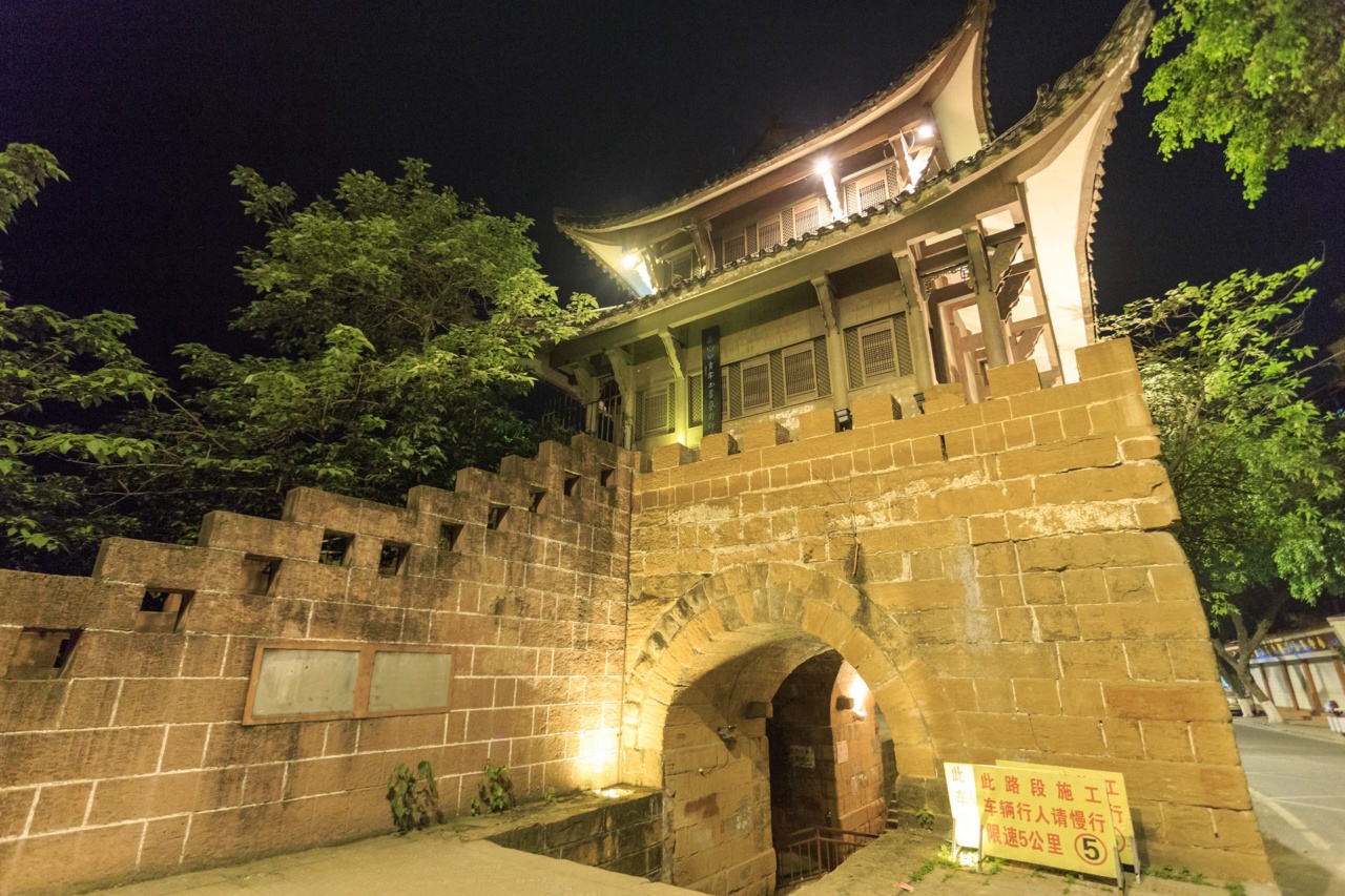 Sebuah pintu gerbang di tembok kota Leshan
