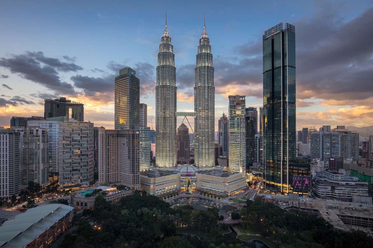 Menara Kembar Petronas di Kuala Lumpur saat senja