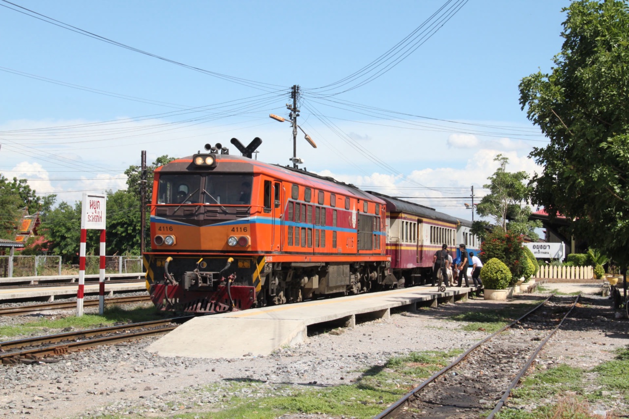 Un train en gare d'Ayutthaya