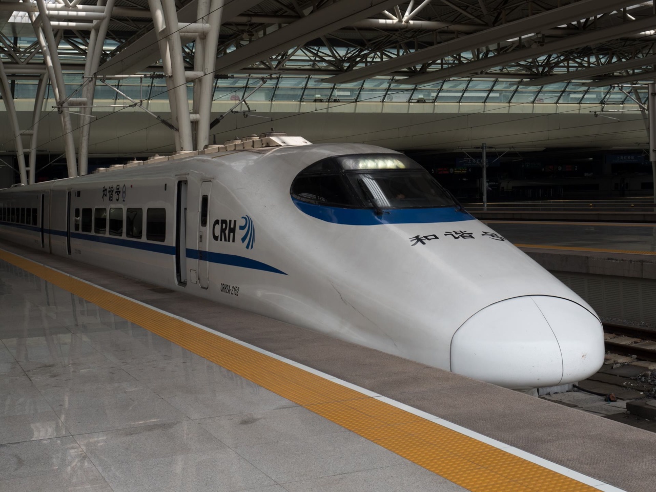 Kereta api laju di Stesen Shanghai Hongqiao