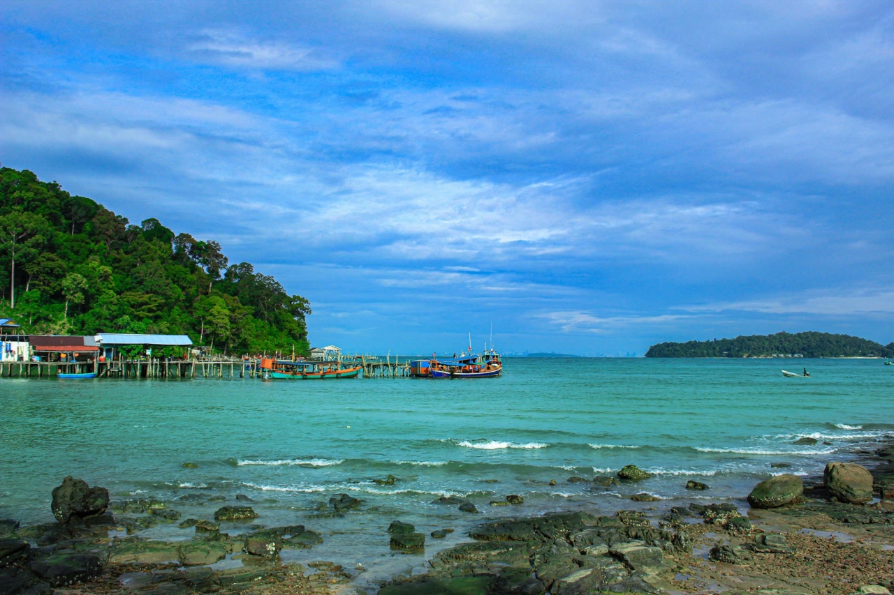 Boote an einem Steg auf Koh Rong Samloem